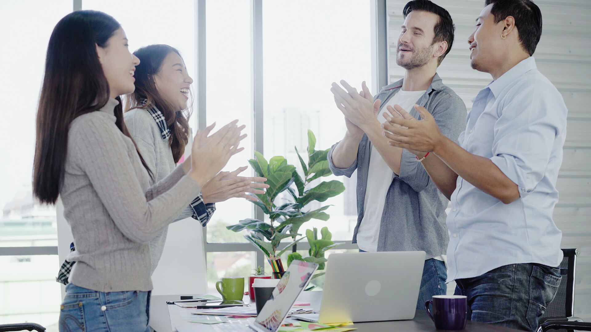 商务商业男女在办公室开会鼓掌