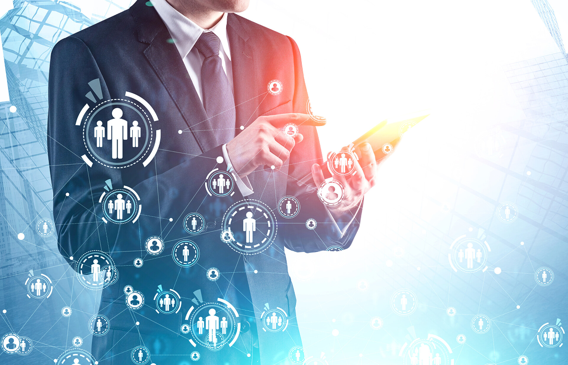 现代城市使用平板电脑的商人