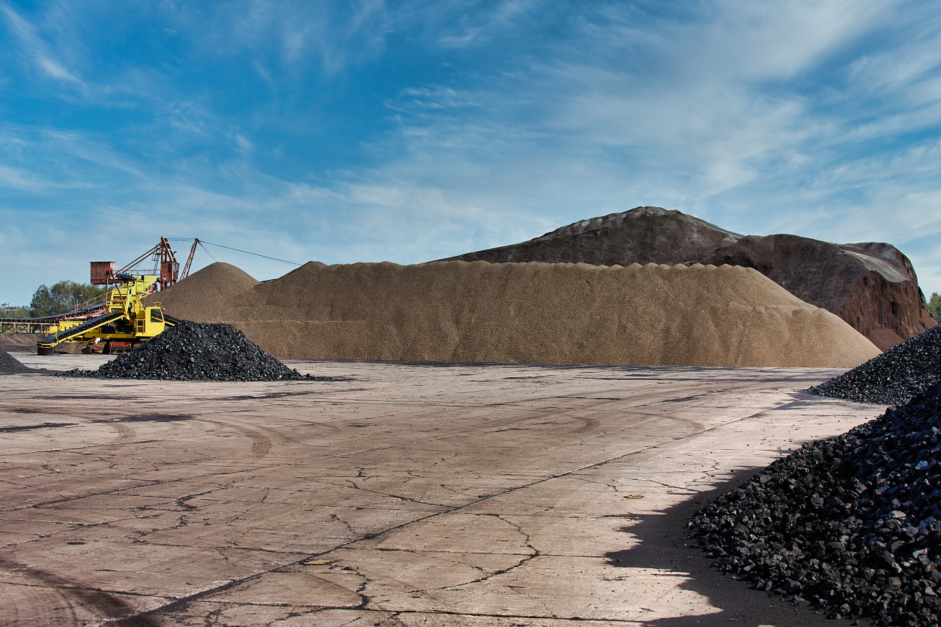 煤场挖掘机挖煤