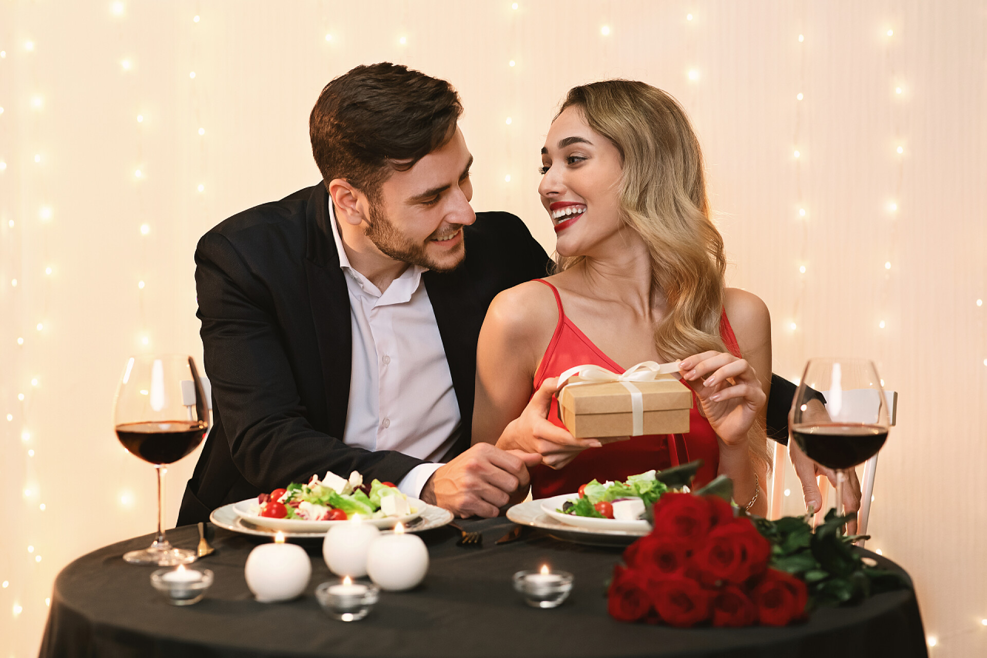 餐厅内男人给女人送节日礼物