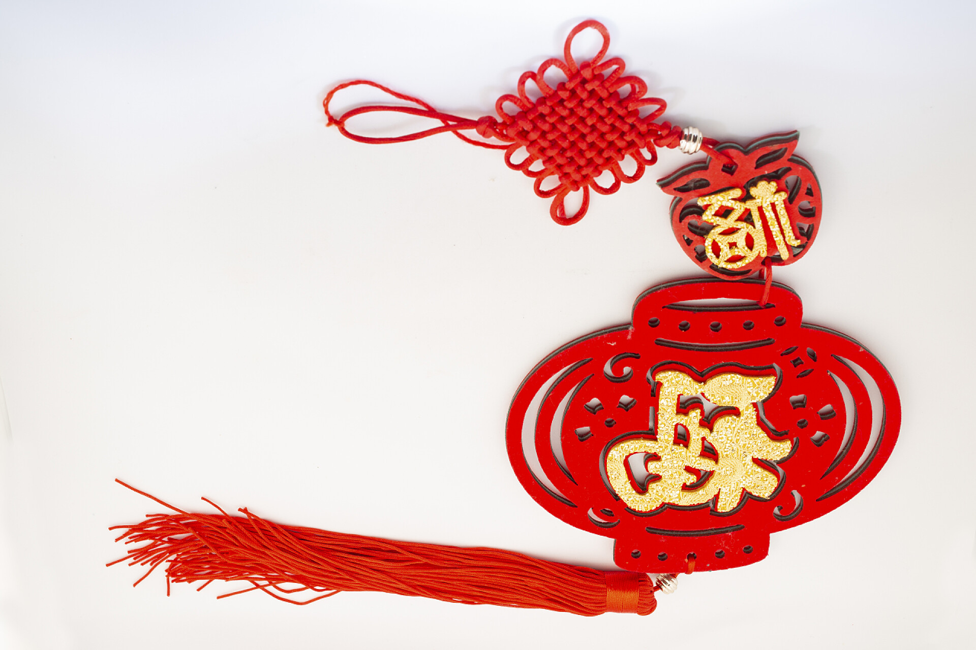 白色背景上的中国红灯笼挂饰