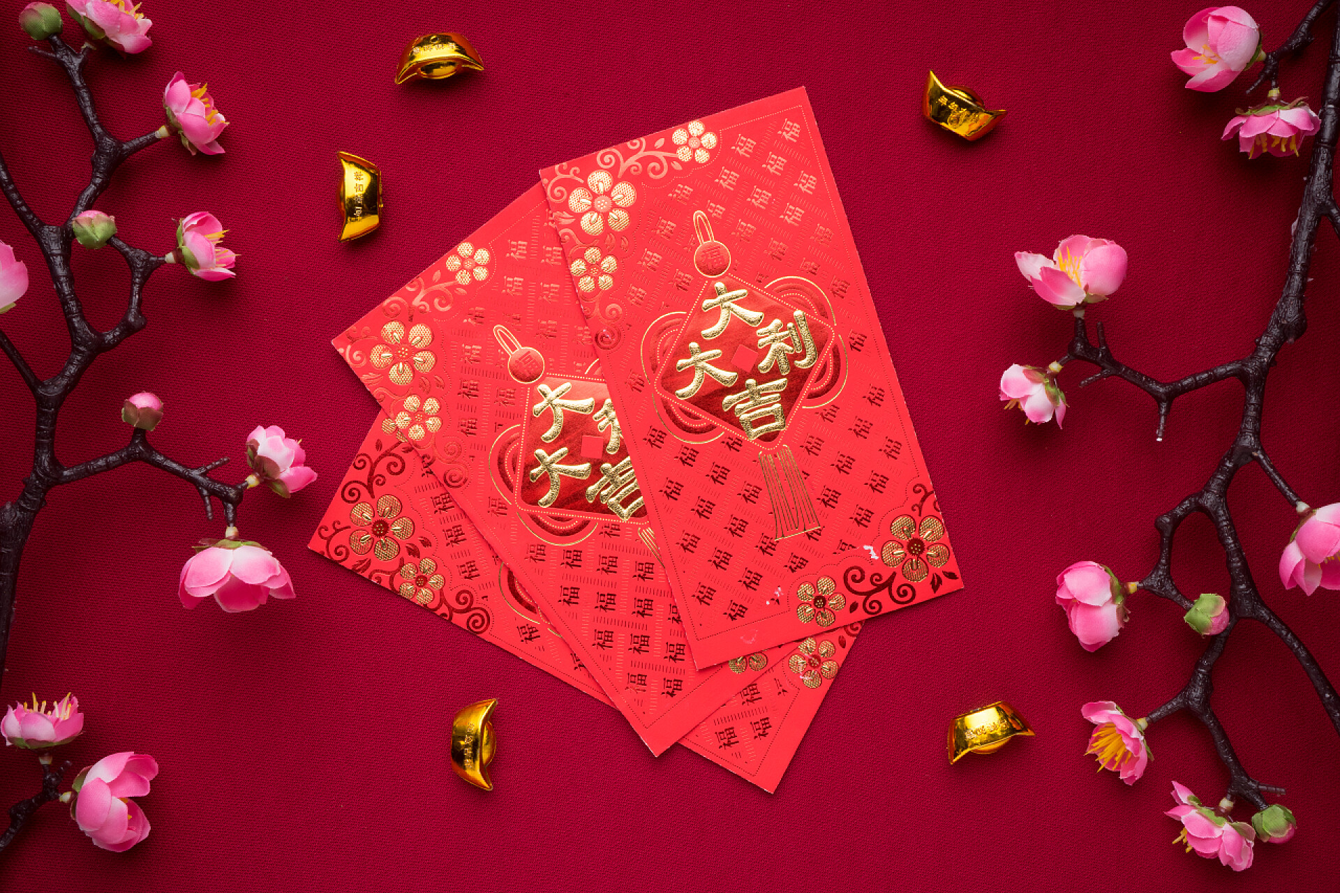 节日红色背景上的中国新年红包和花卉
