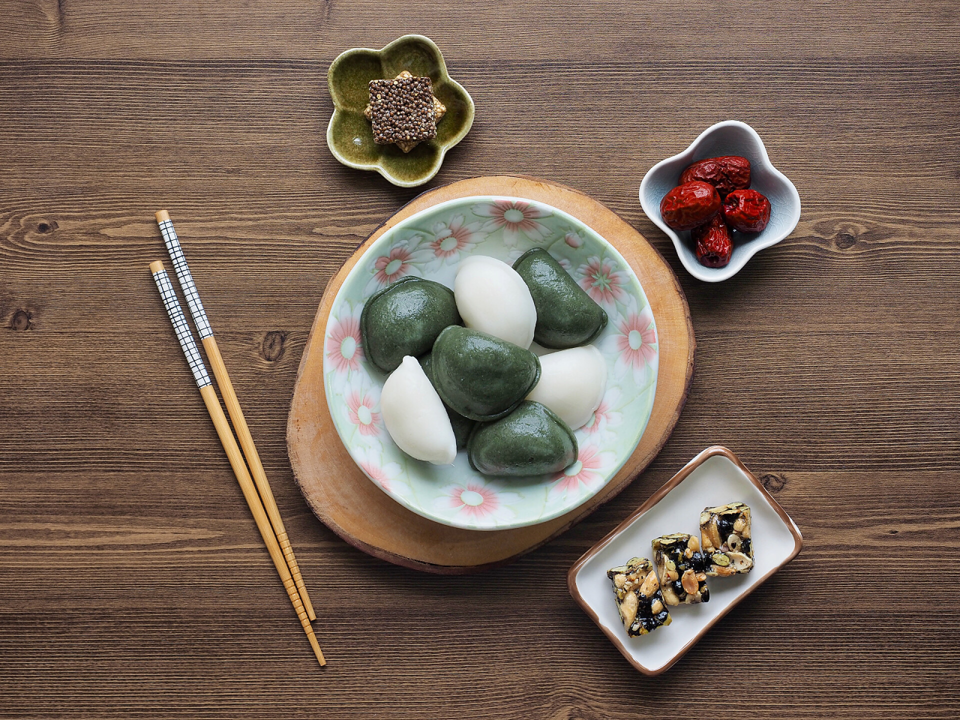 木桌上的一碗米糕和糕点甜品糍粑