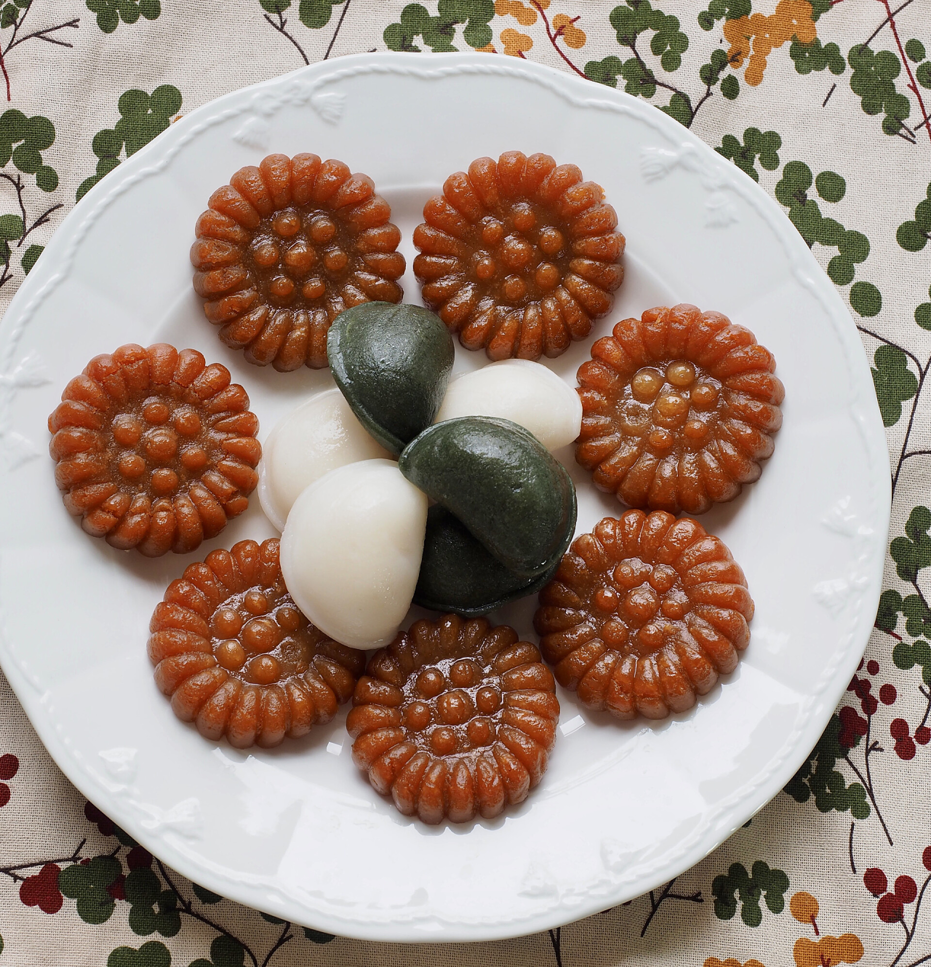 放在桌布上的一碟米糕甜品糍粑饭后甜点