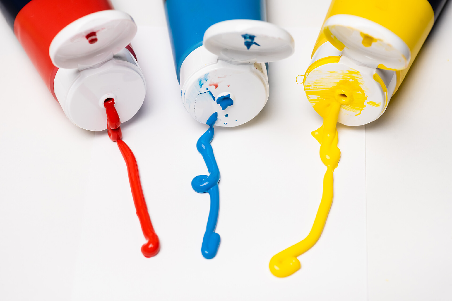 白色底色的压实丙烯酸涂料工具