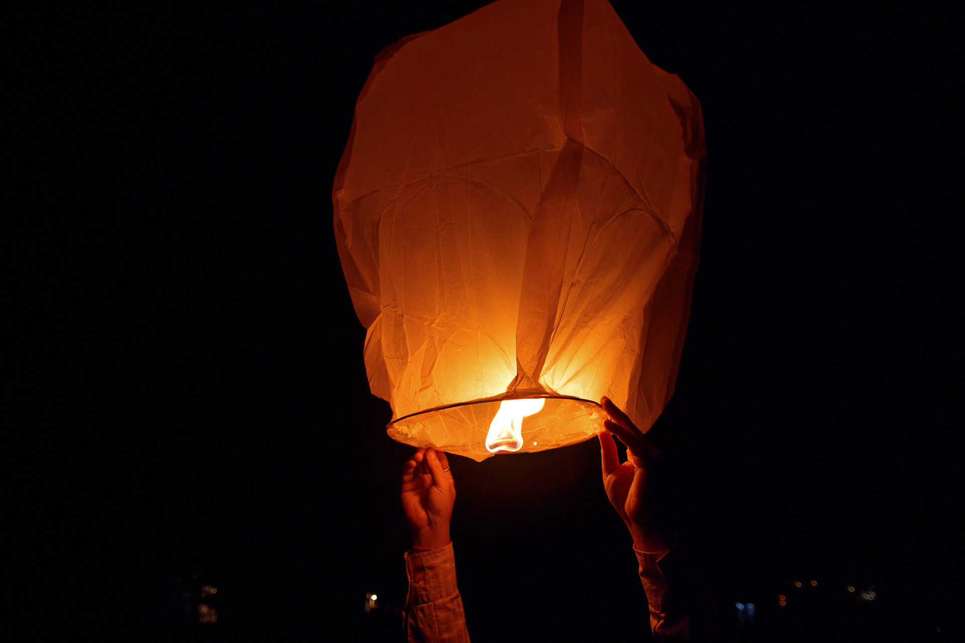 黑色背景上放孔明灯