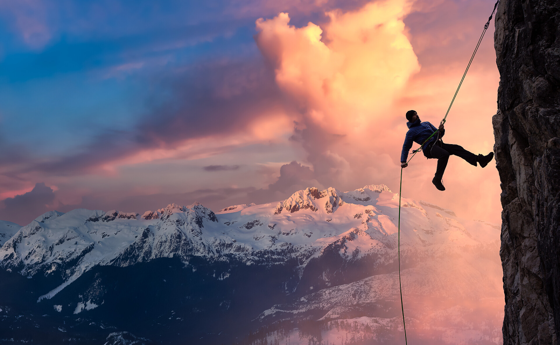 从悬崖上进行攀岩的极限运动员极限运动