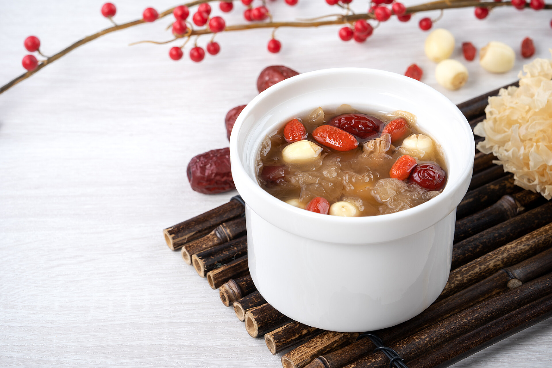 木桌上的一碗莲子红枣银耳糖水