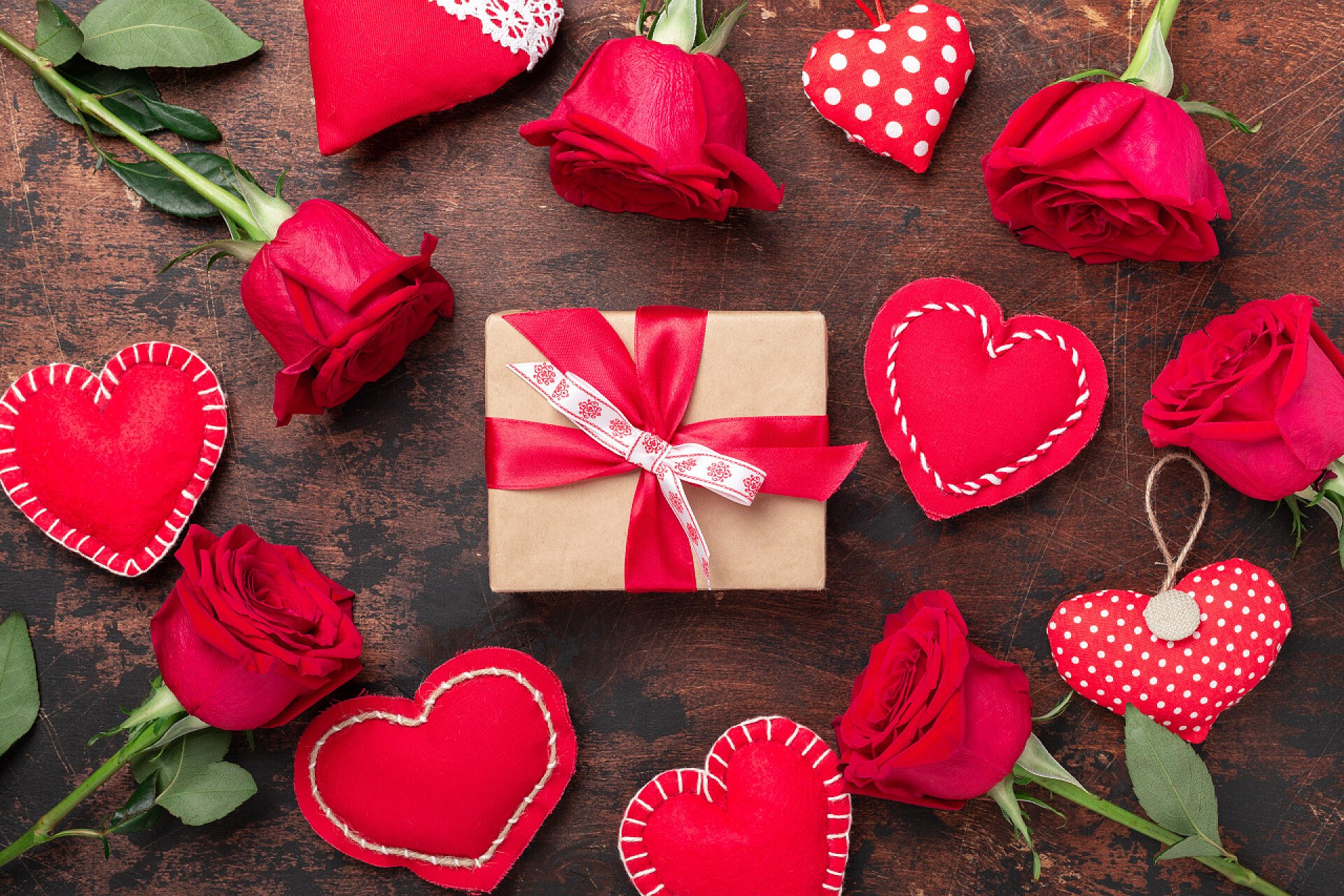木桌上的红玫瑰爱心装饰品礼物