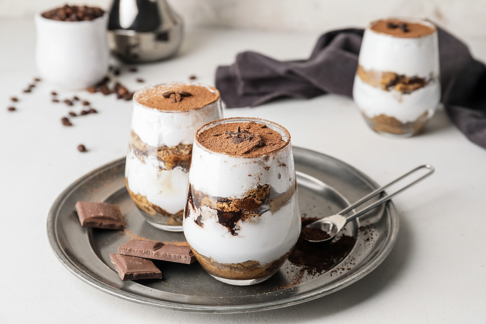 桌上的用杯子装的巧克力提拉米苏蛋糕甜点