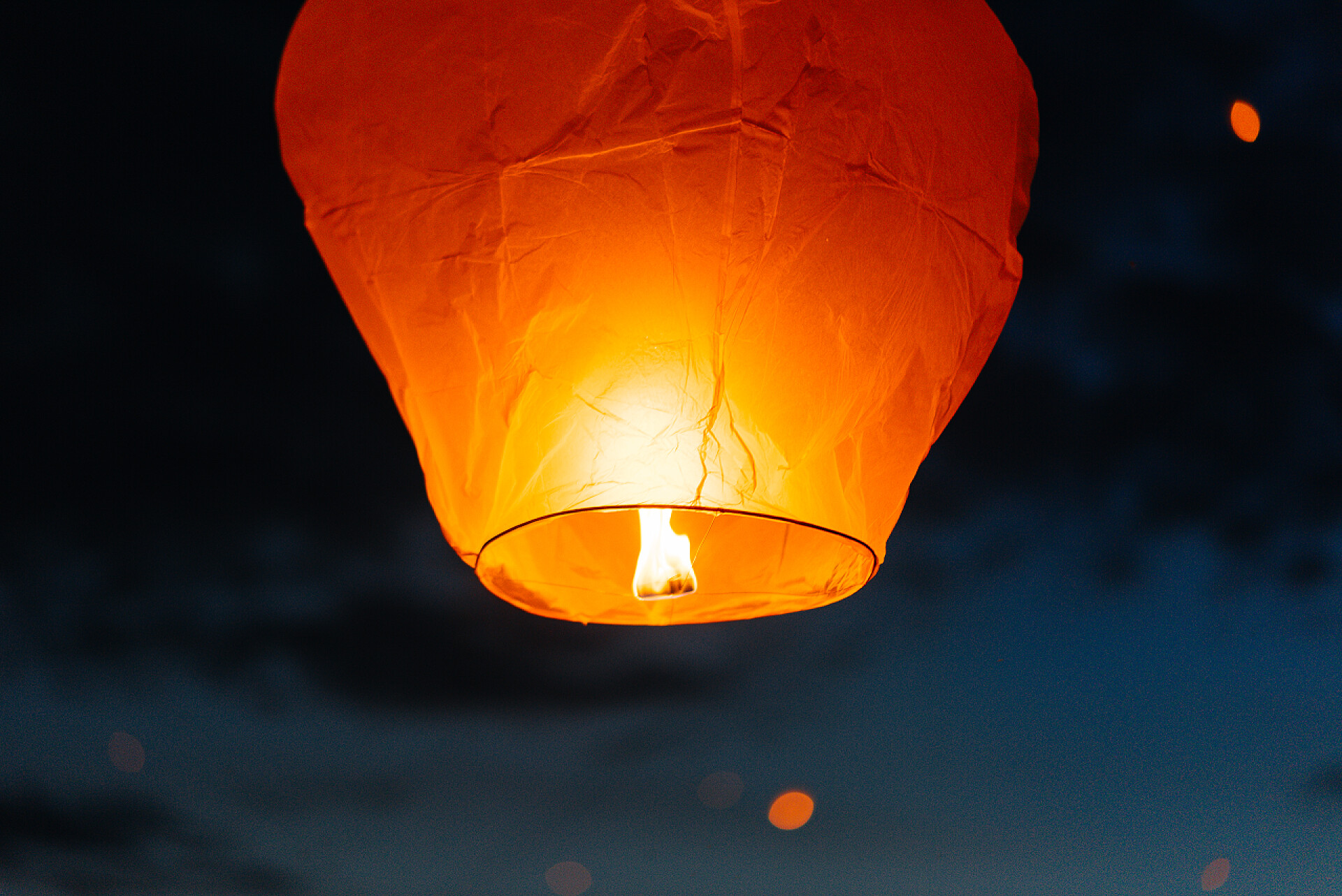 在傍晚时分的孔明灯纸制许愿灯笼