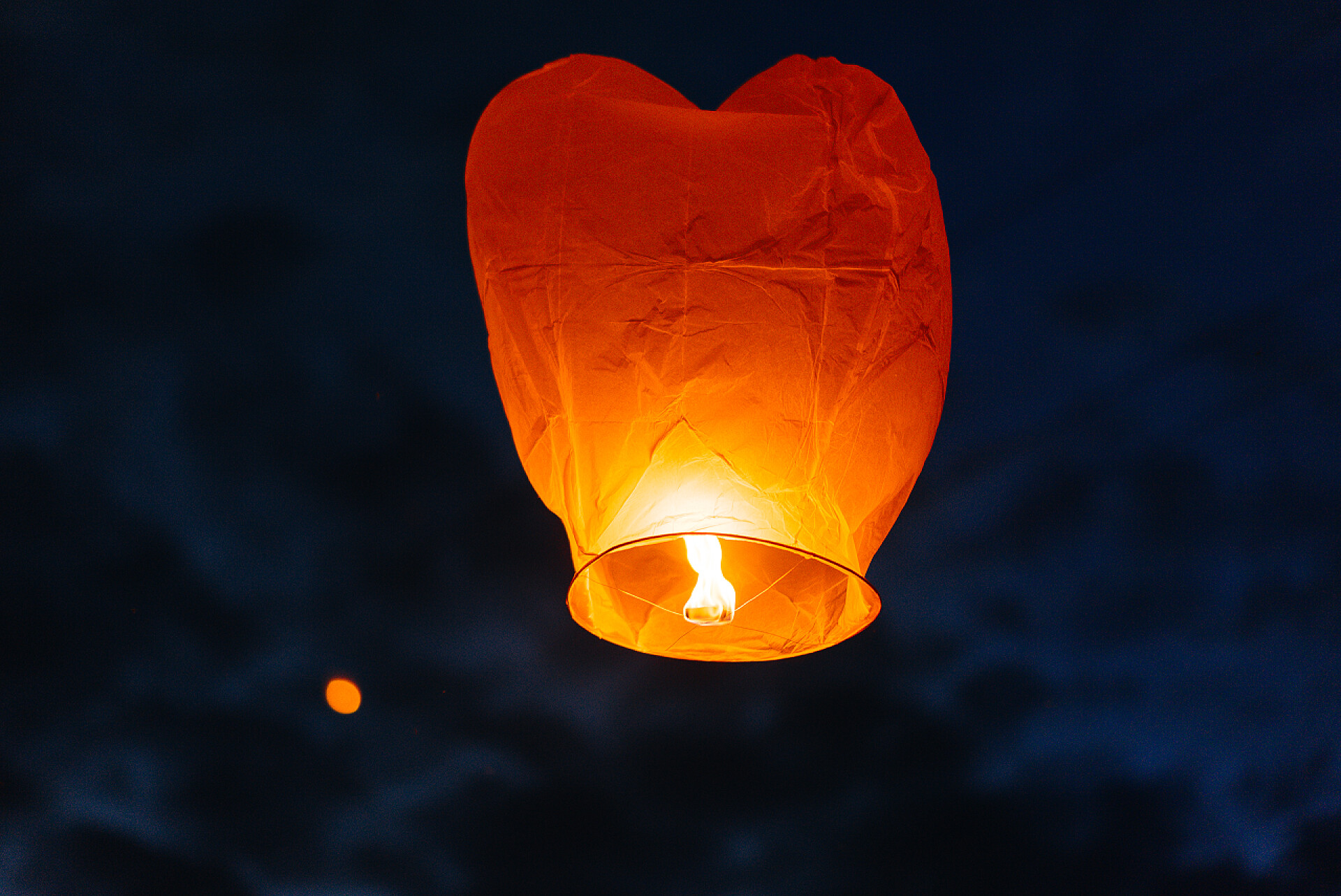 在傍晚时分的孔明灯纸制许愿灯笼