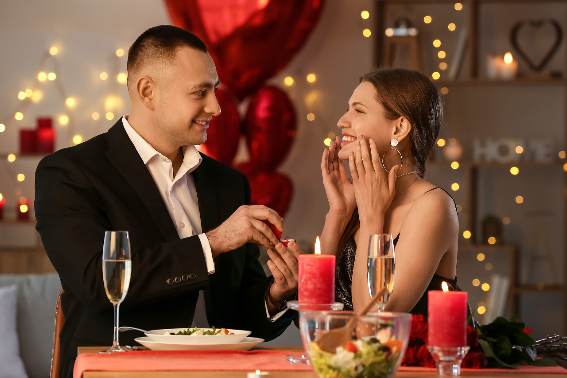 年轻男人在家里向心爱的女人求婚情人节