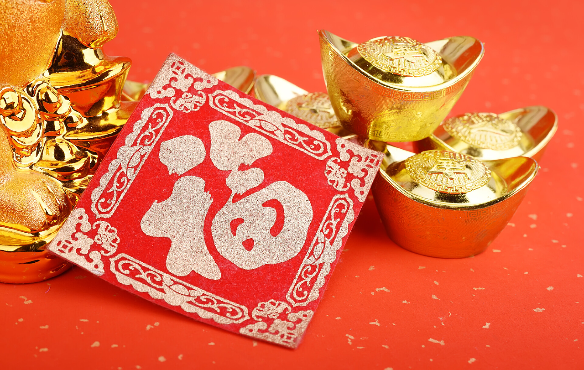 红色背景上中间的中国新年装饰品