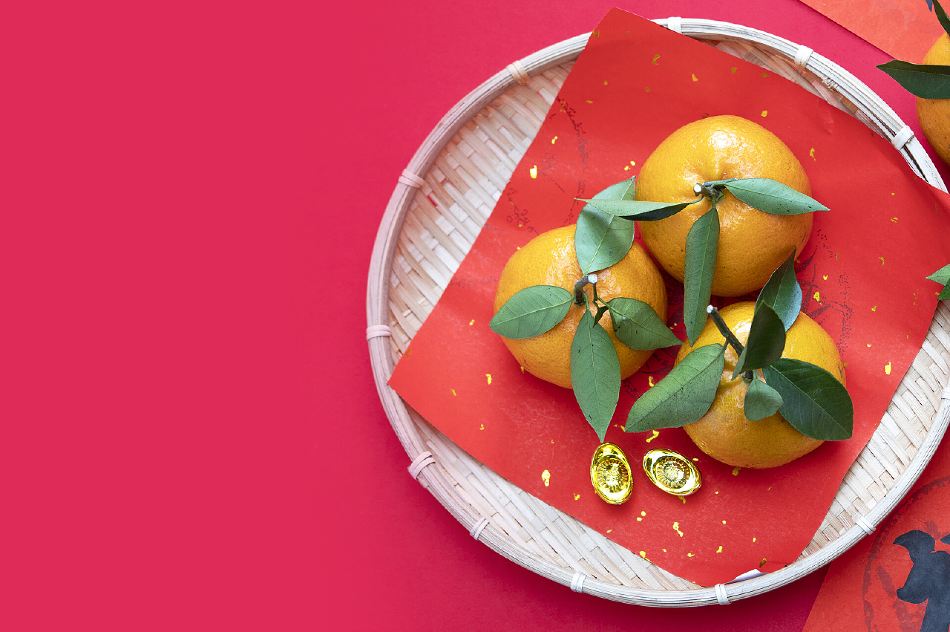 红色背景上的橘子和中国钱币繁荣的概念