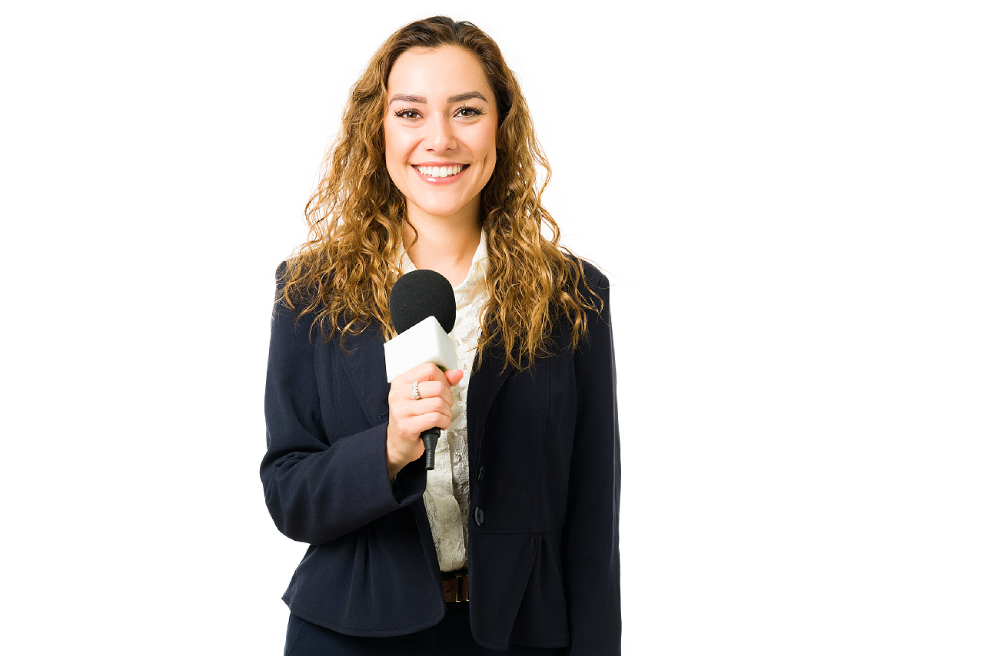 在白色背景上的年轻女记者拿着话筒正在报道商务