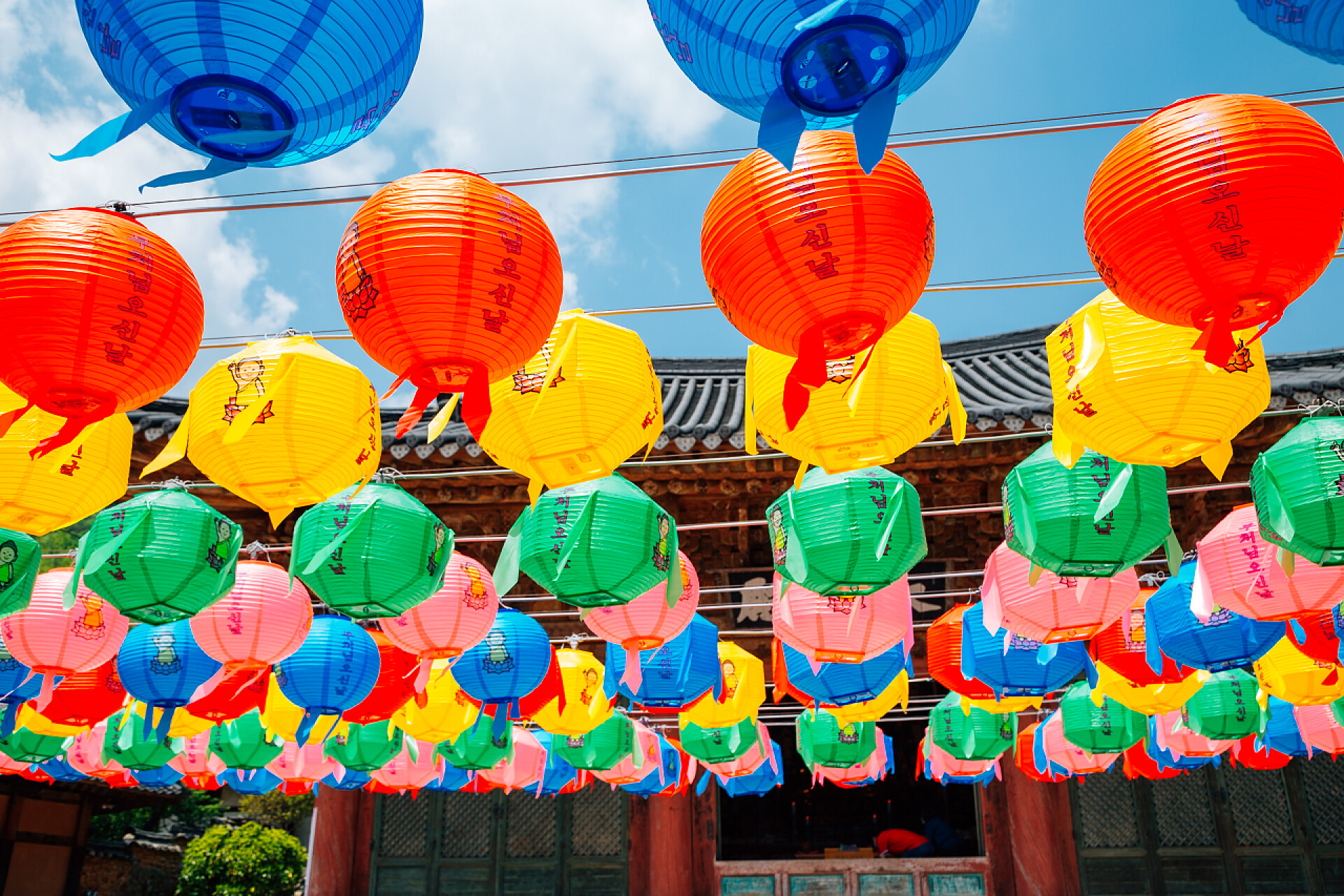 韩国的仙岩寺内部的挂满花灯