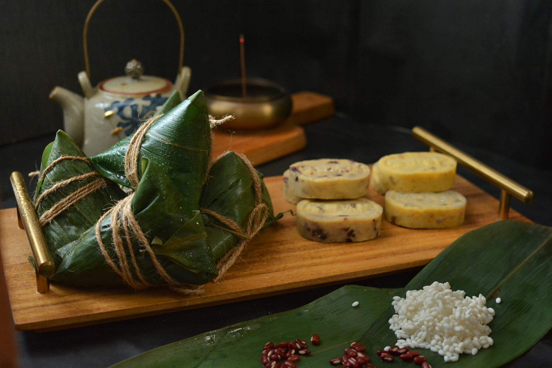 节日热点桌上摆放着粽子