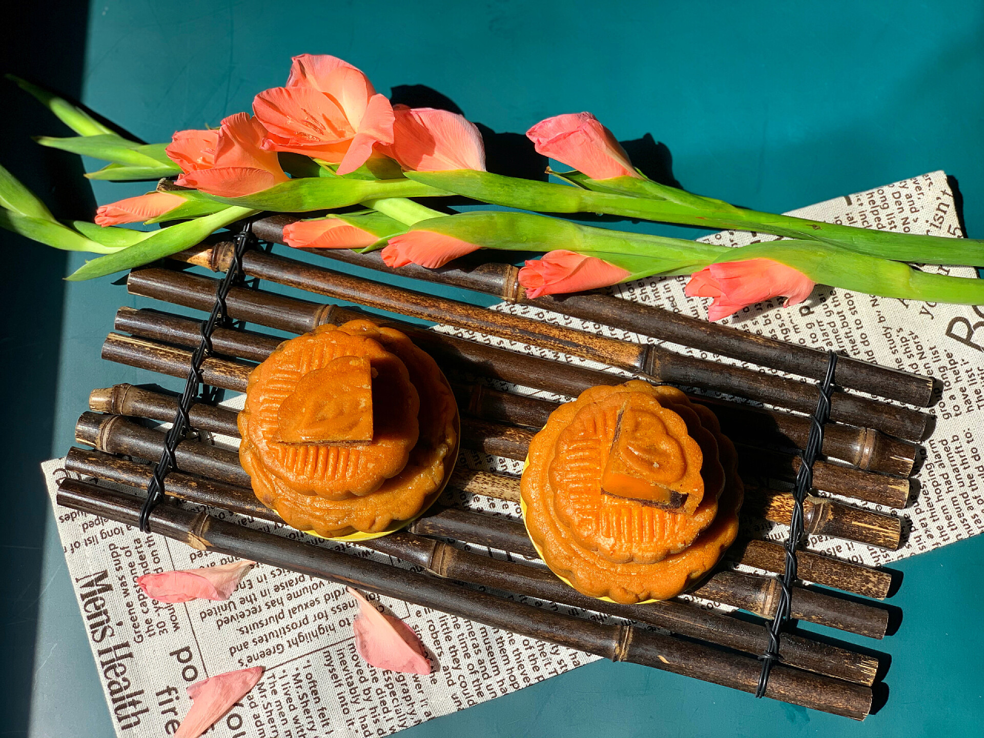 俯拍桌子上的月饼食物和剑兰花朵