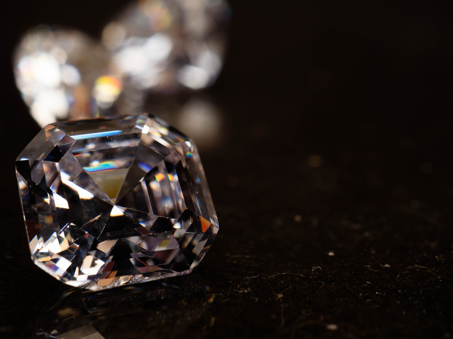 珠宝黑色背景上的闪闪发光的钻石的特写