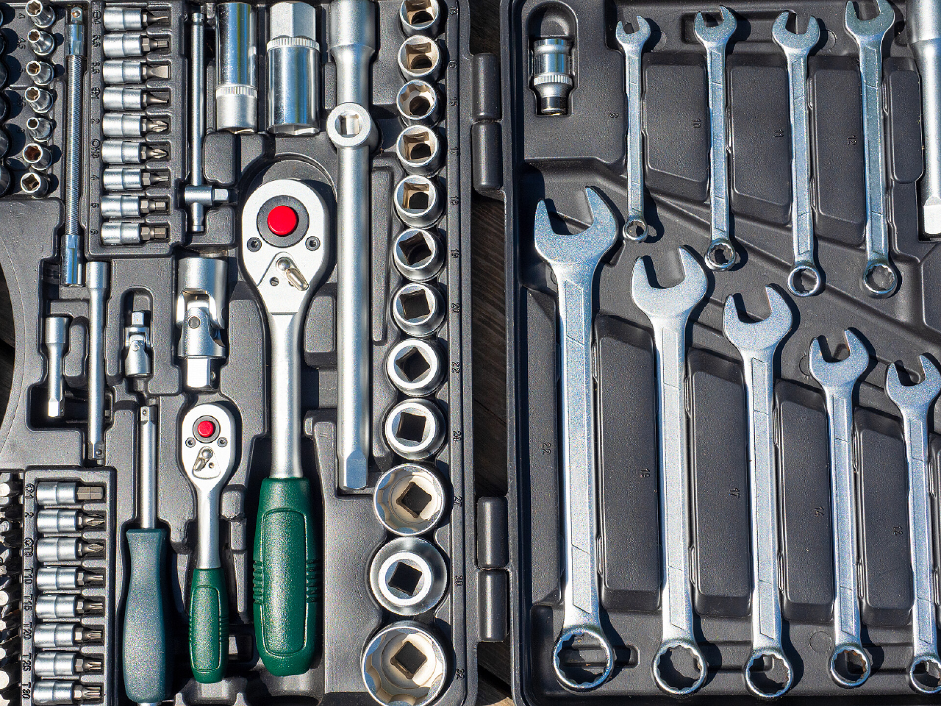 打开的装满工具的工具箱的顶视图