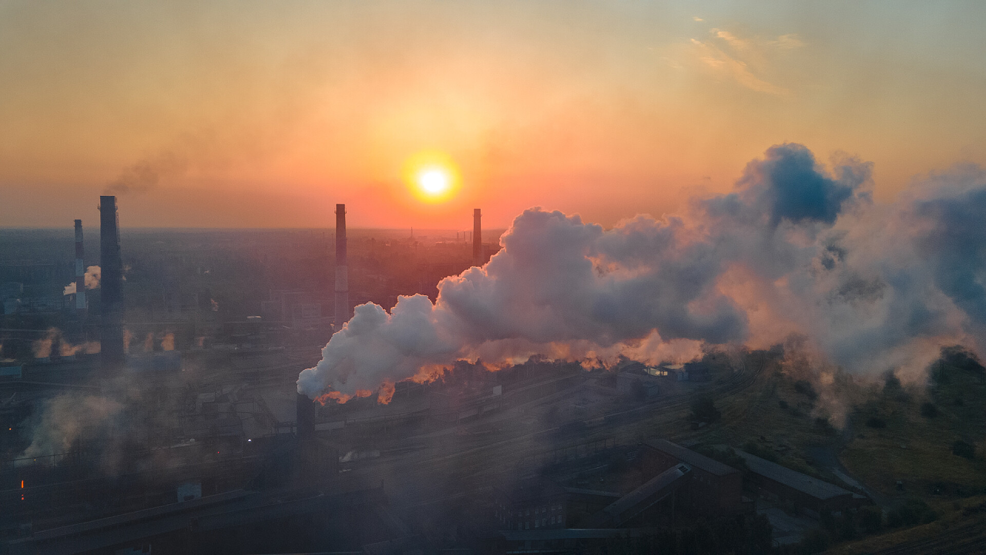 重工业冶金厂的烟囱向天空排放烟雾