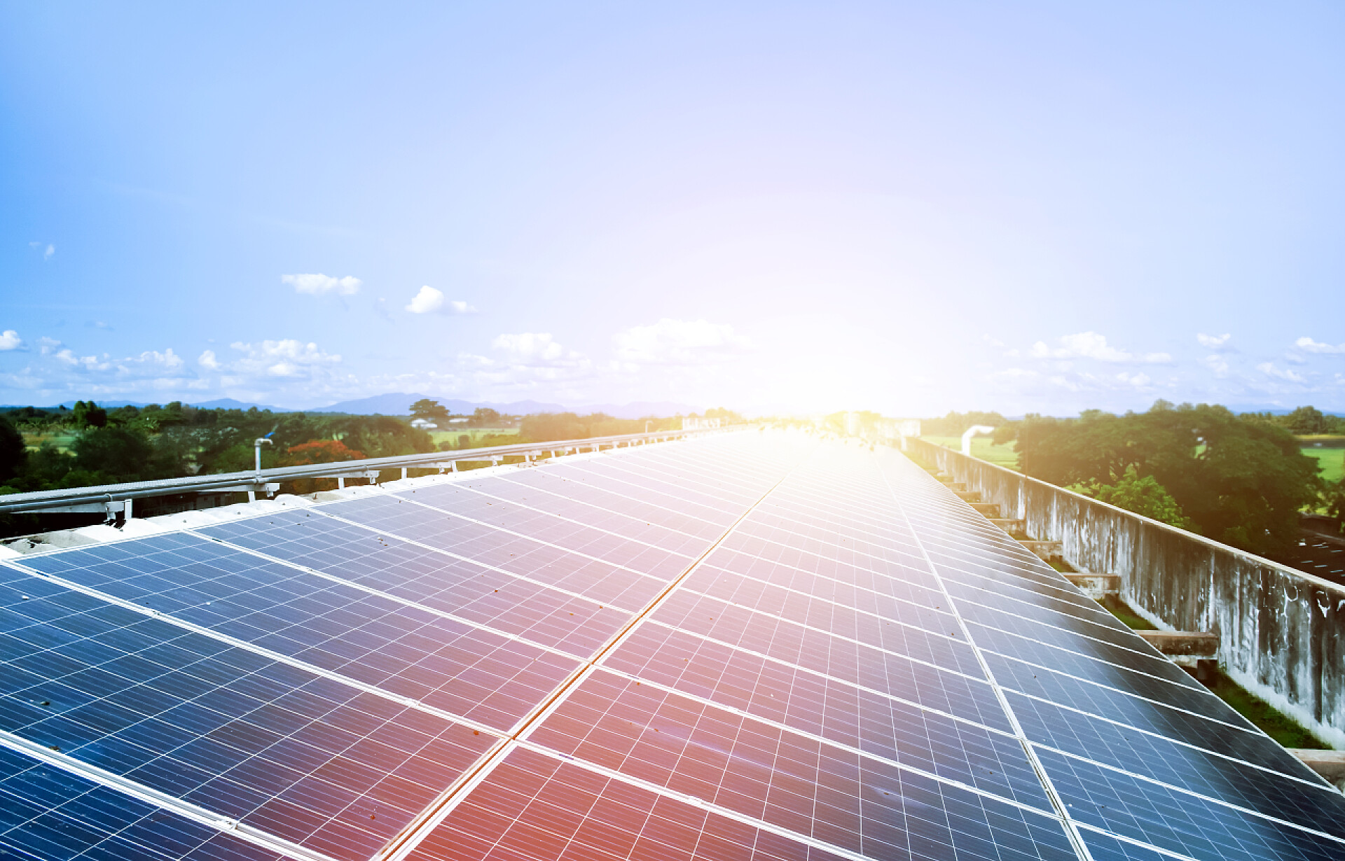 安装在屋顶上的光电面板