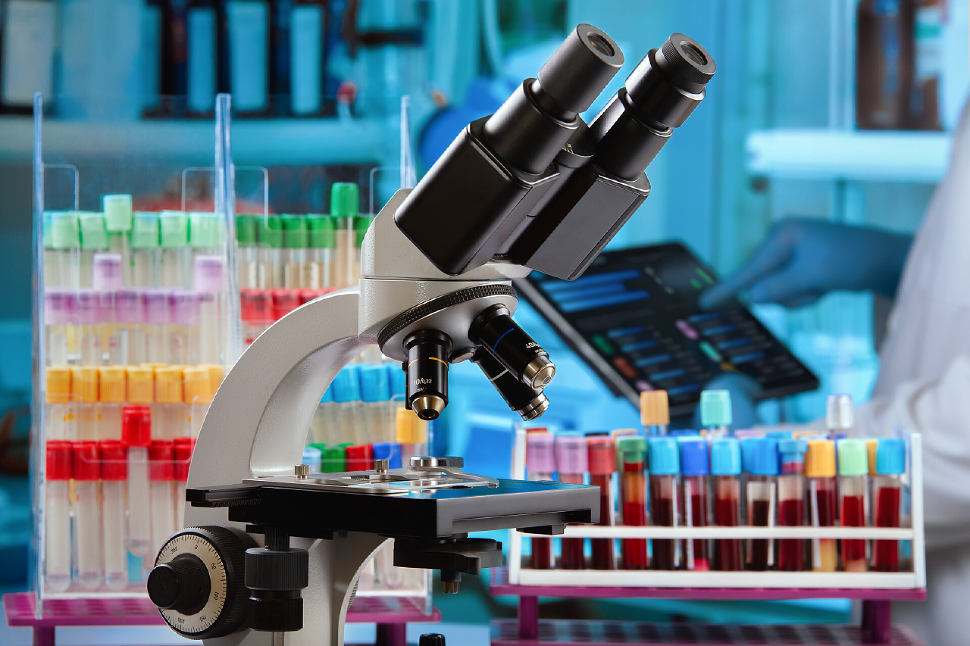 医药科研医疗研究人员在实验室检测血液样本