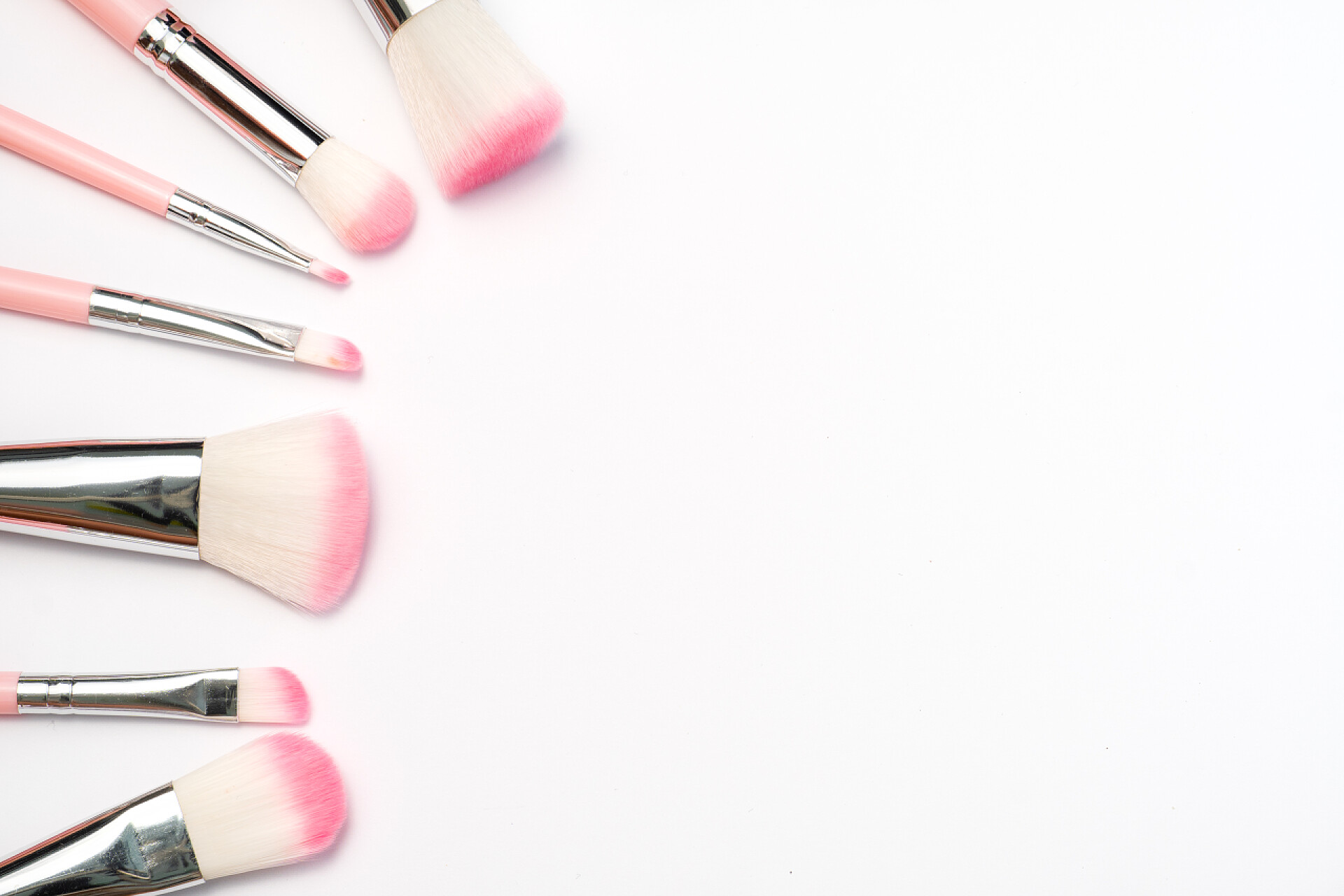 白色背景上的一套化妆刷