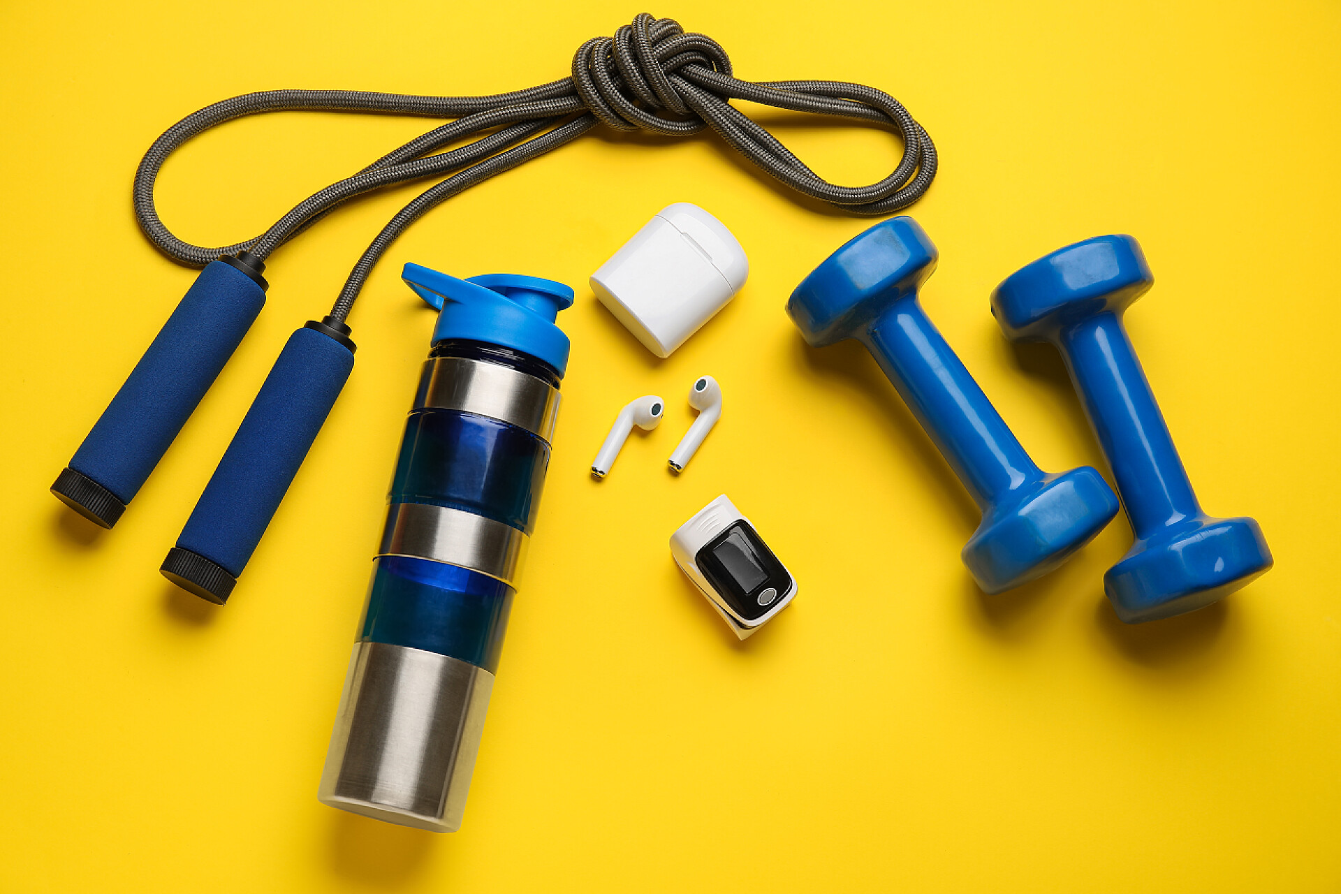 体育运动锻炼黄色背景上的运动器材