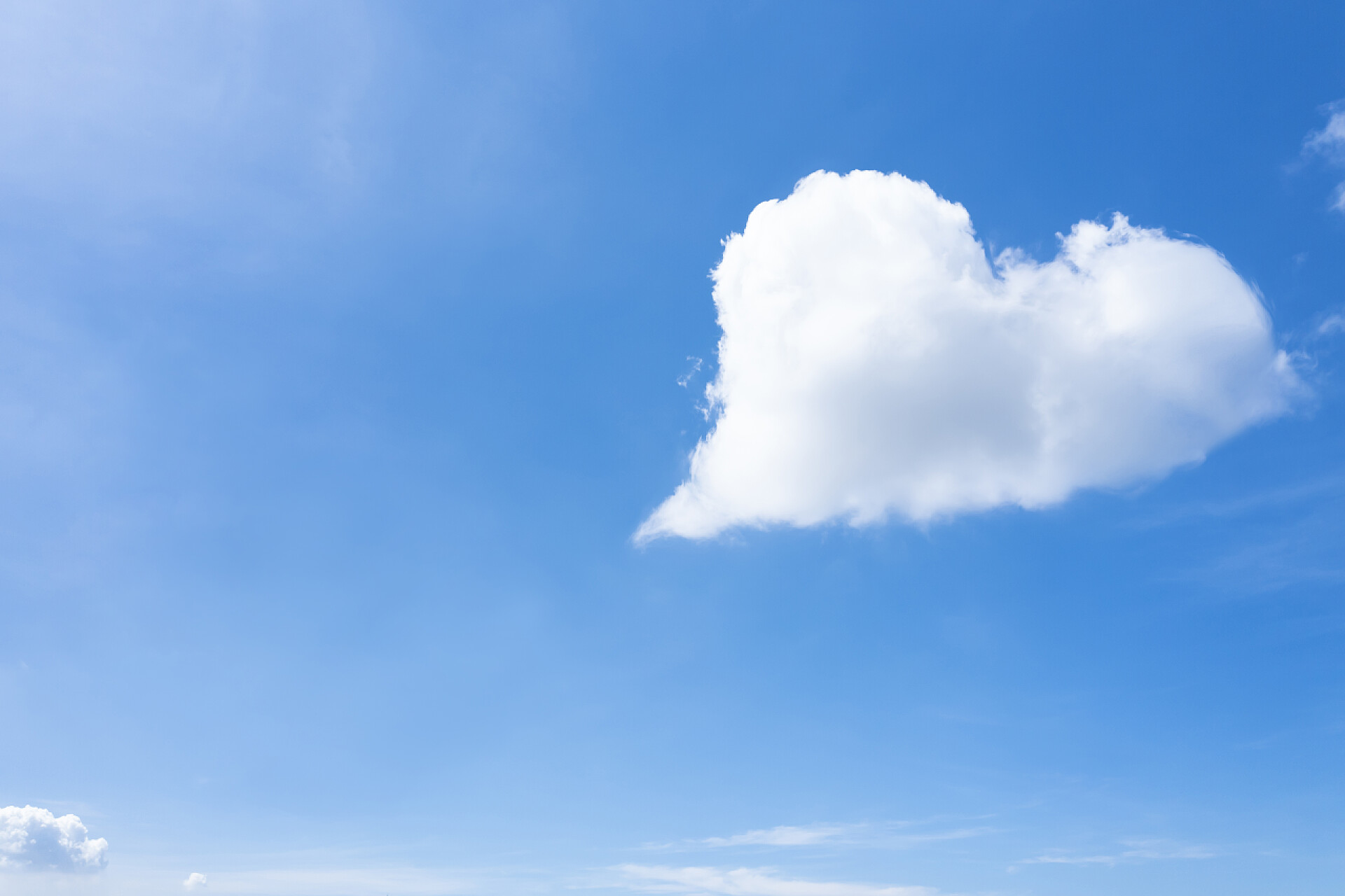 蓝色天空上一朵心形云朵