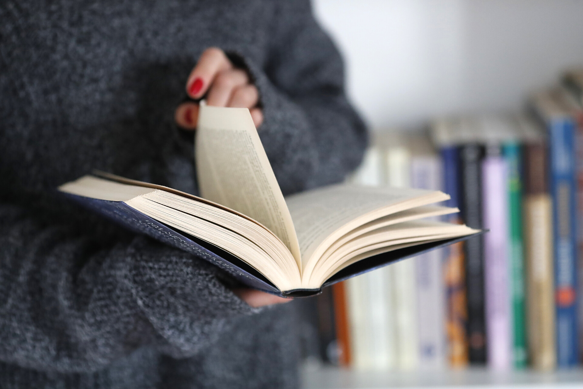 妇女阅读一本书的特写镜头.