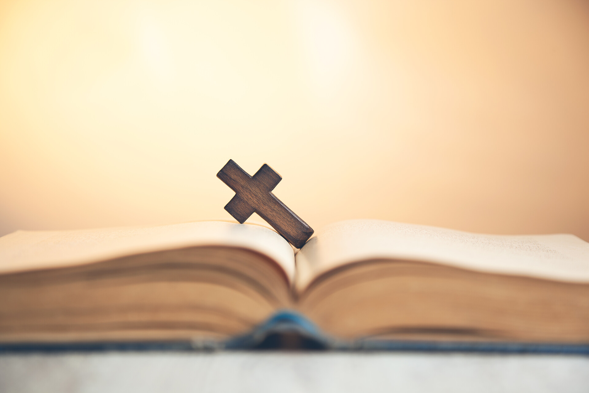 书上的木制十字架