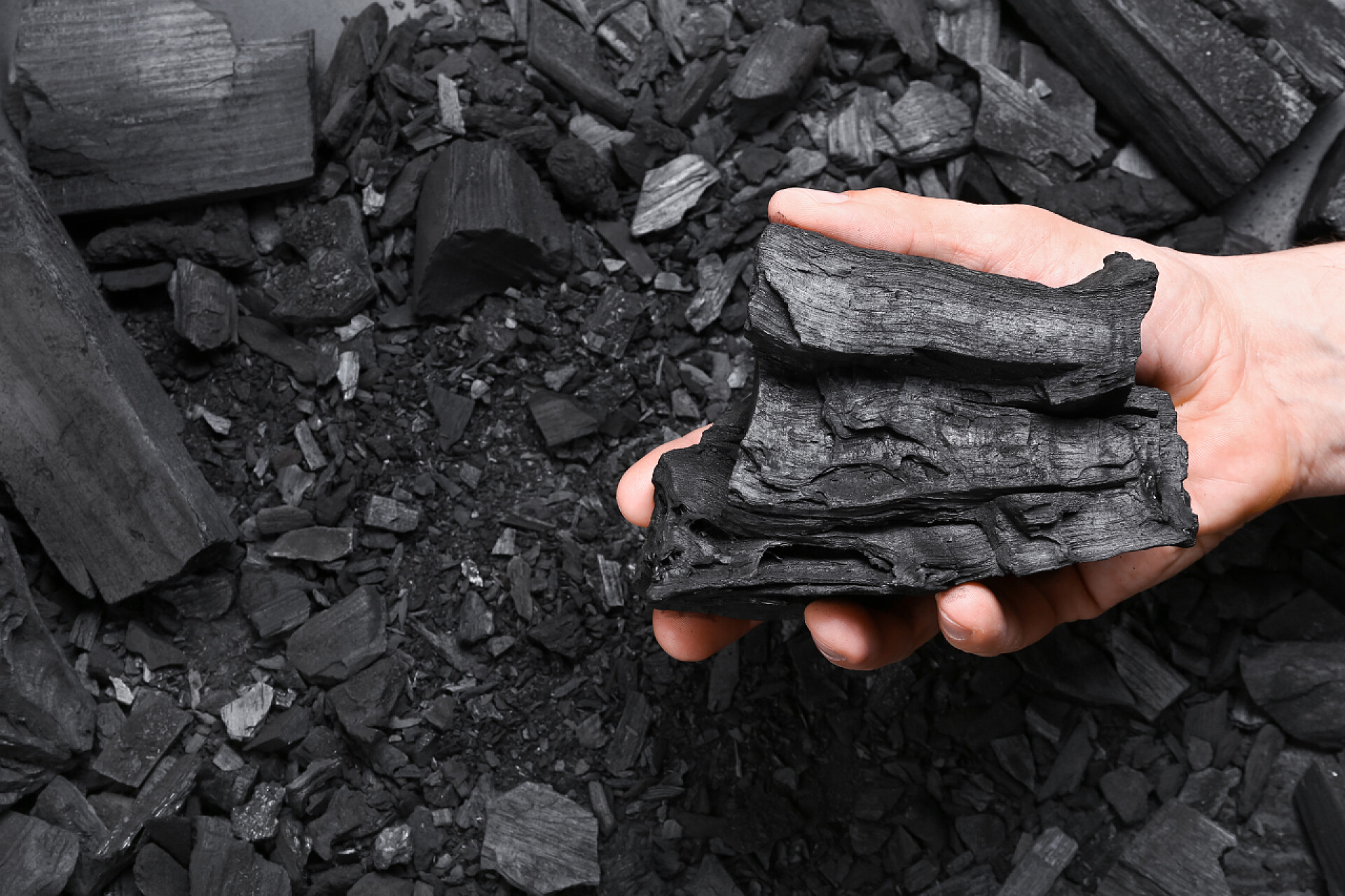 男性手拿木炭特写