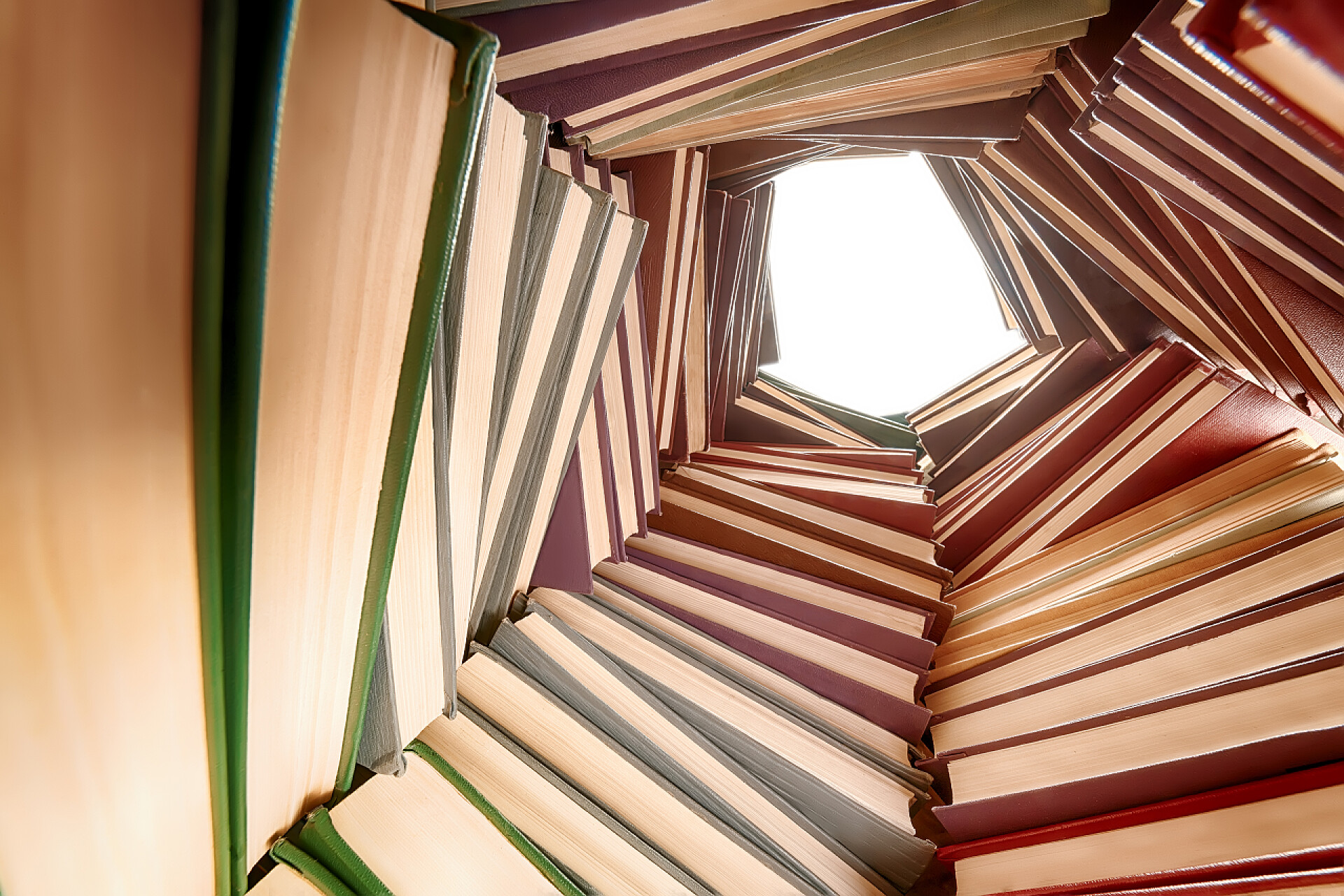 大量的精装书成堆由内部的广角镜