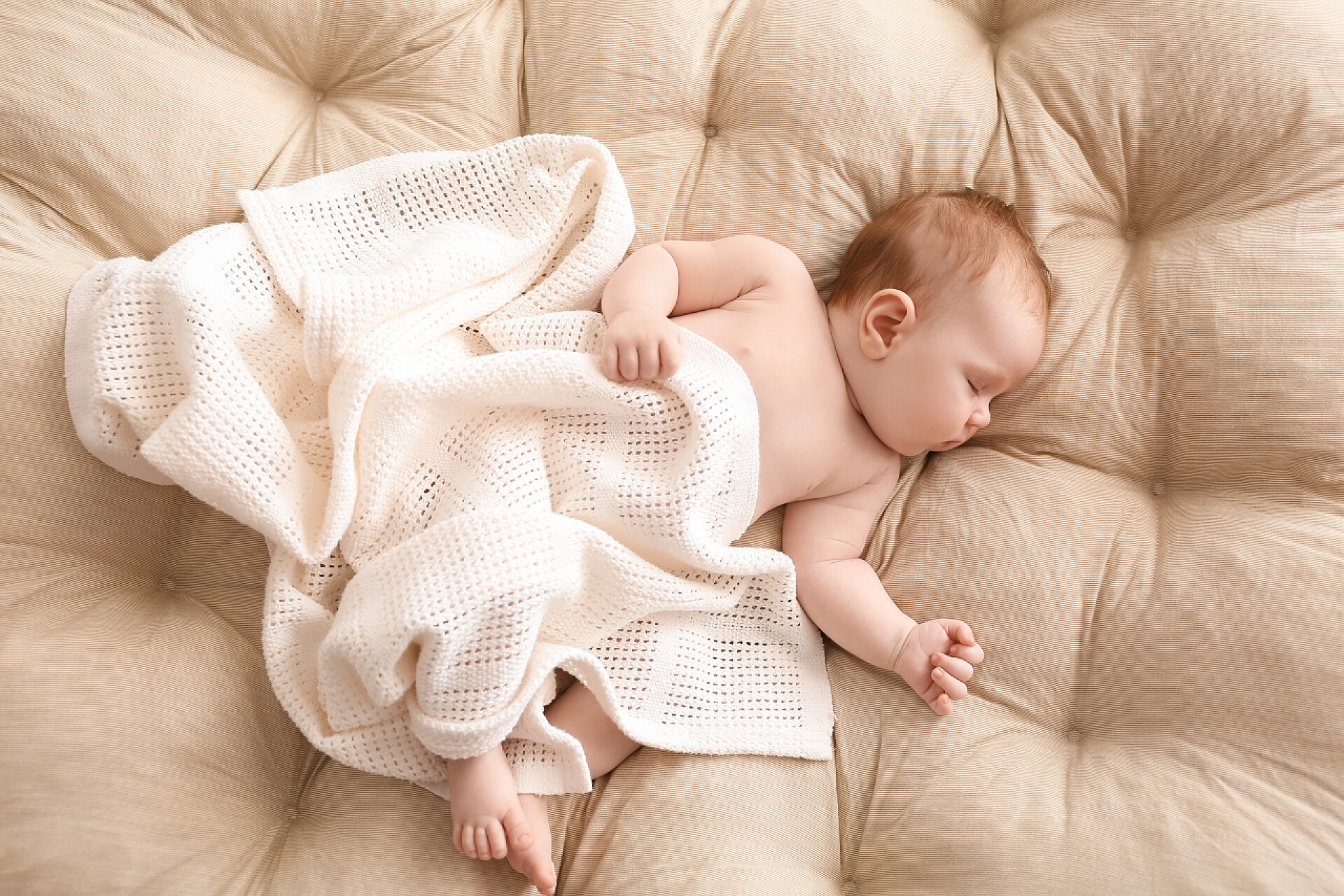 在床上睡觉的小宝宝