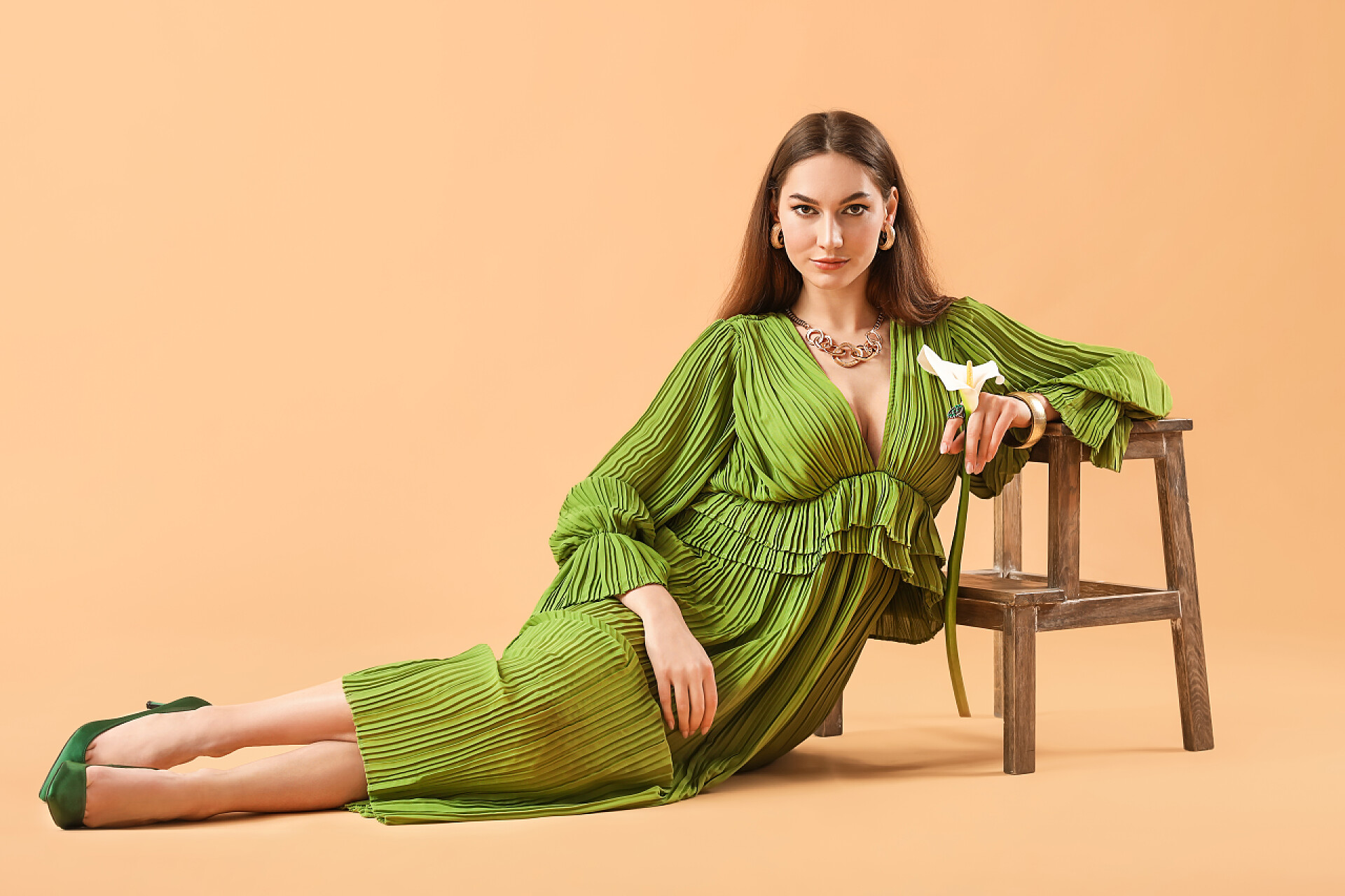 色彩艳丽的年轻女子