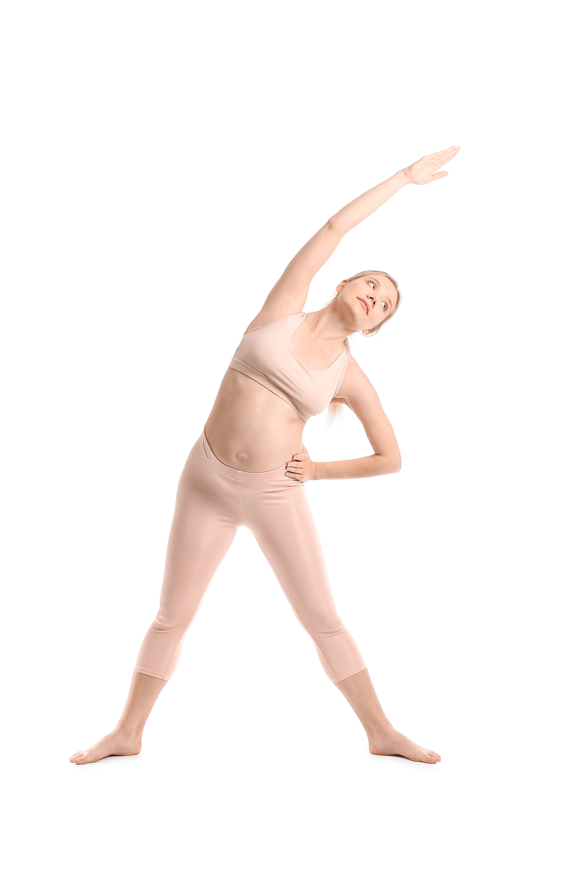 漂亮的年轻孕妇在白种人练习瑜伽