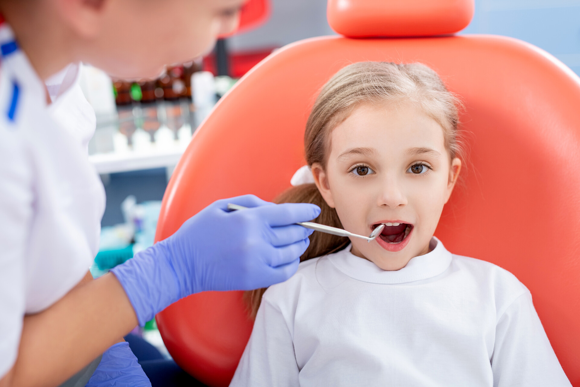 儿科牙医检查一个小女孩的牙齿医疗健康