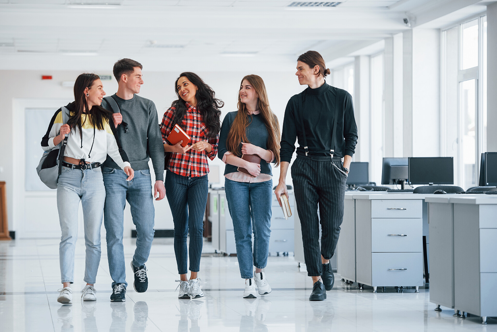 一群商务商人一起下班