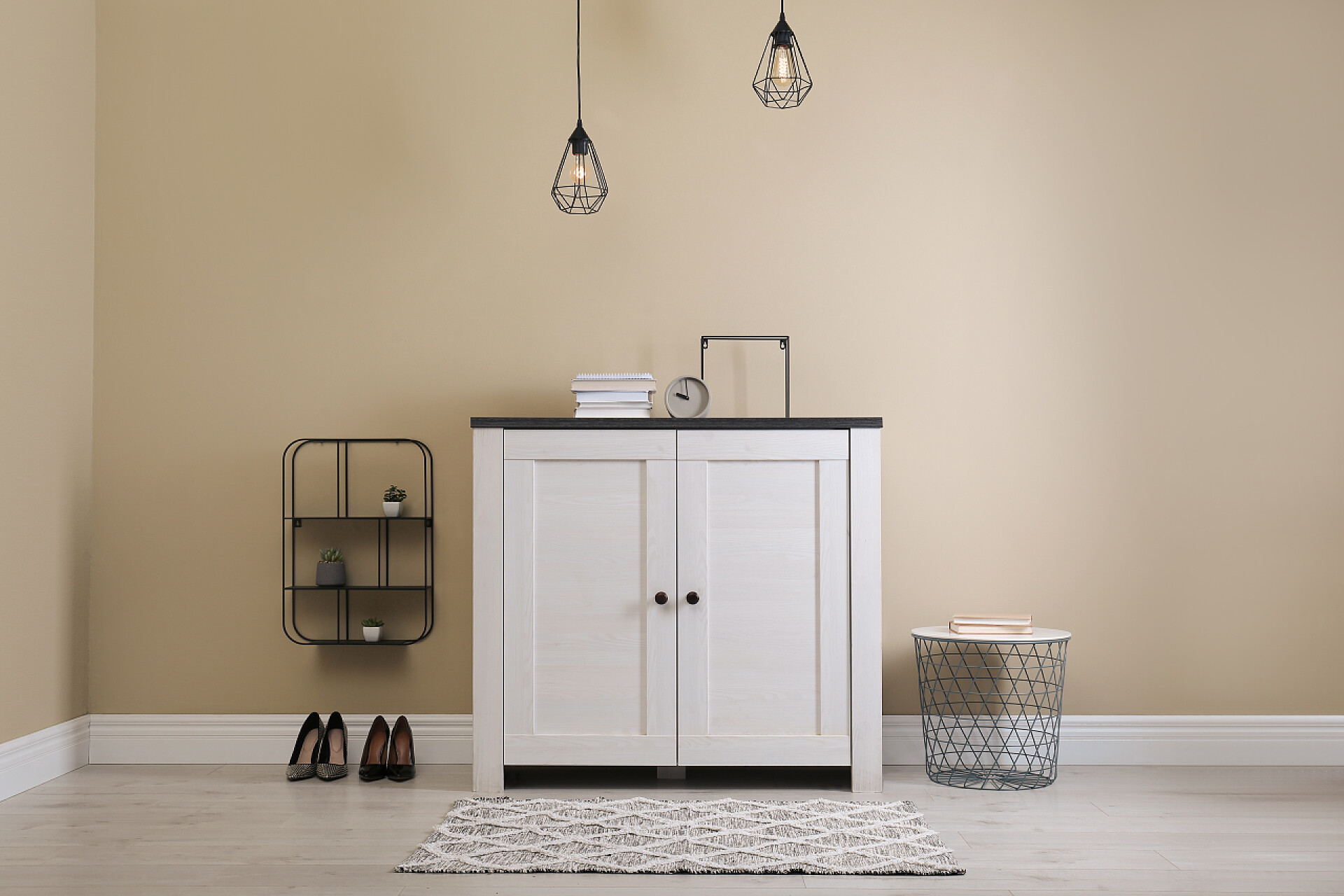 轻墙附近装有抽屉的现代化房间内部