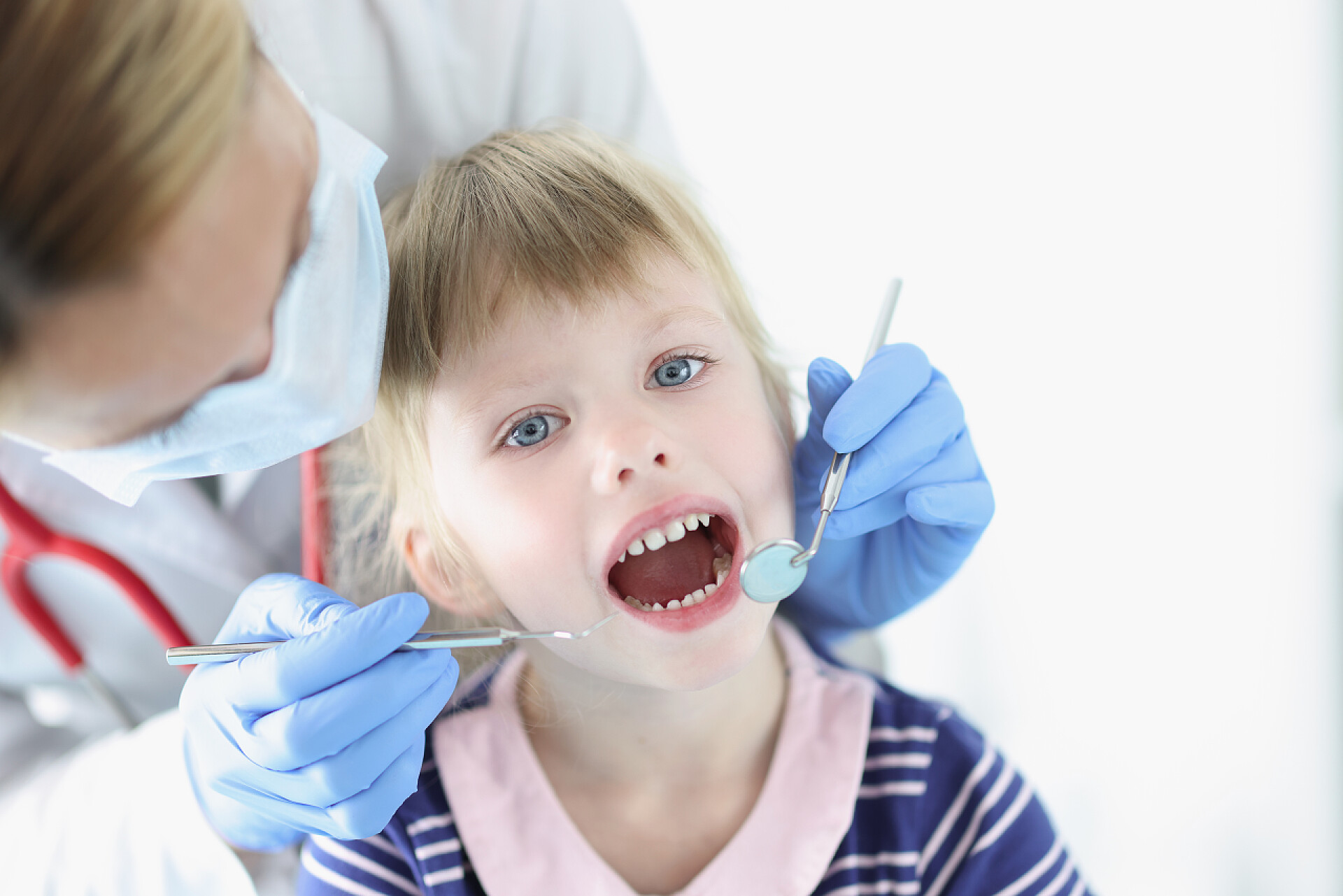 儿科医生检查儿童口腔医疗健康