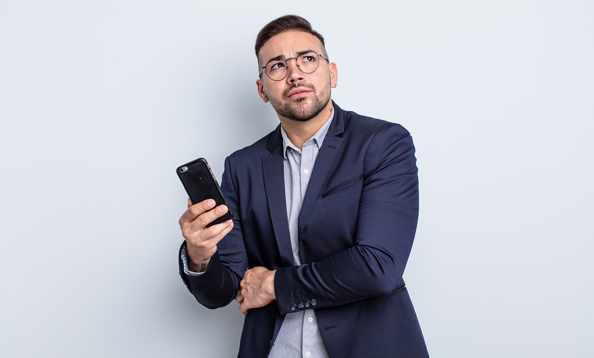 灰色背景上手拿手机的商人商务