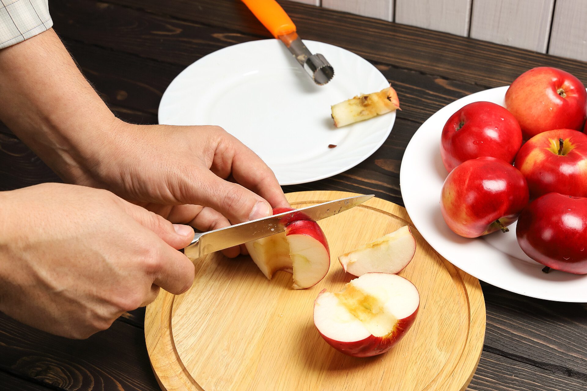 在木桌的粘板上切苹果和一盘苹果水果