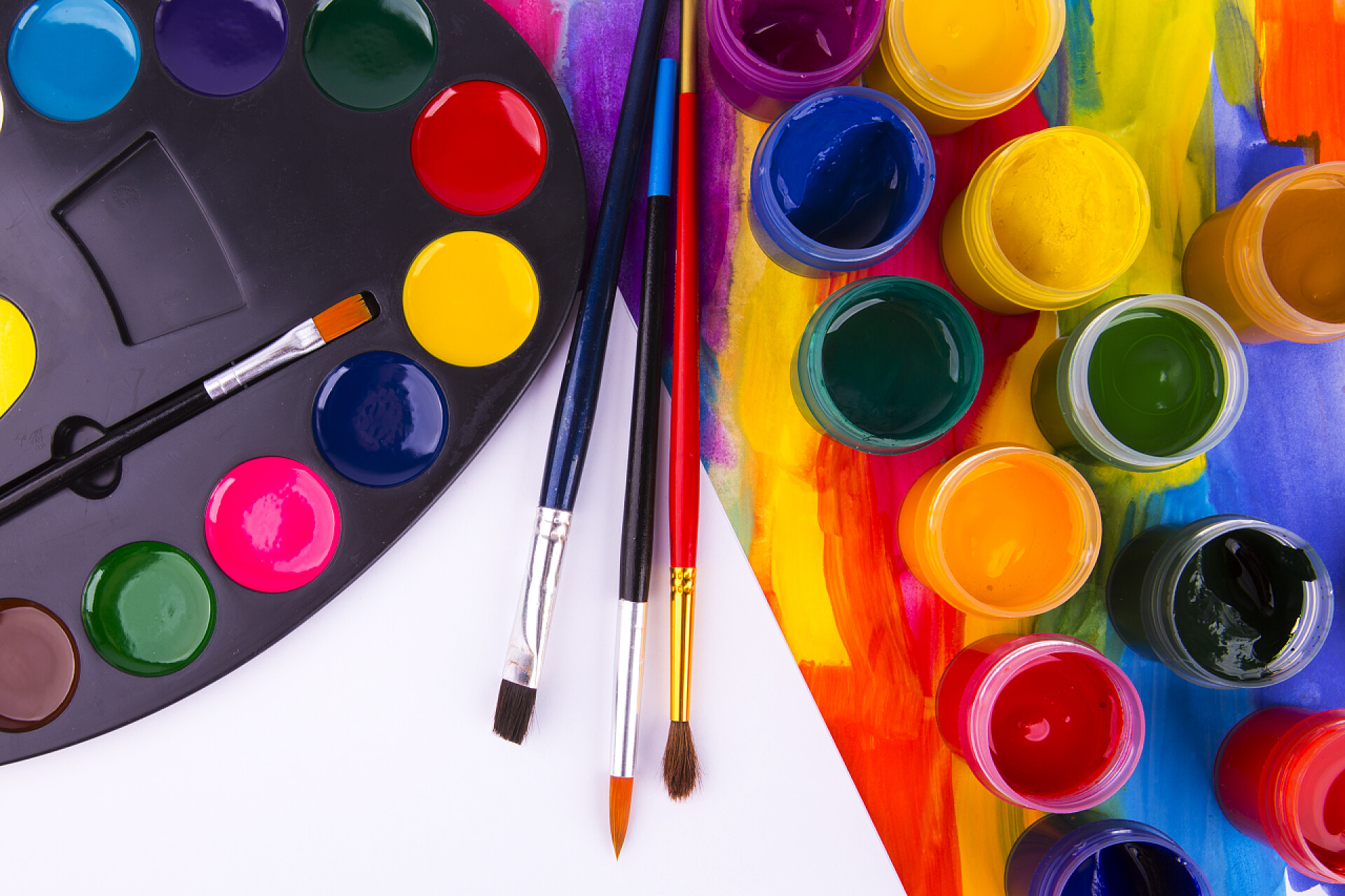 油漆调色板和油漆刷子文具油画水彩画