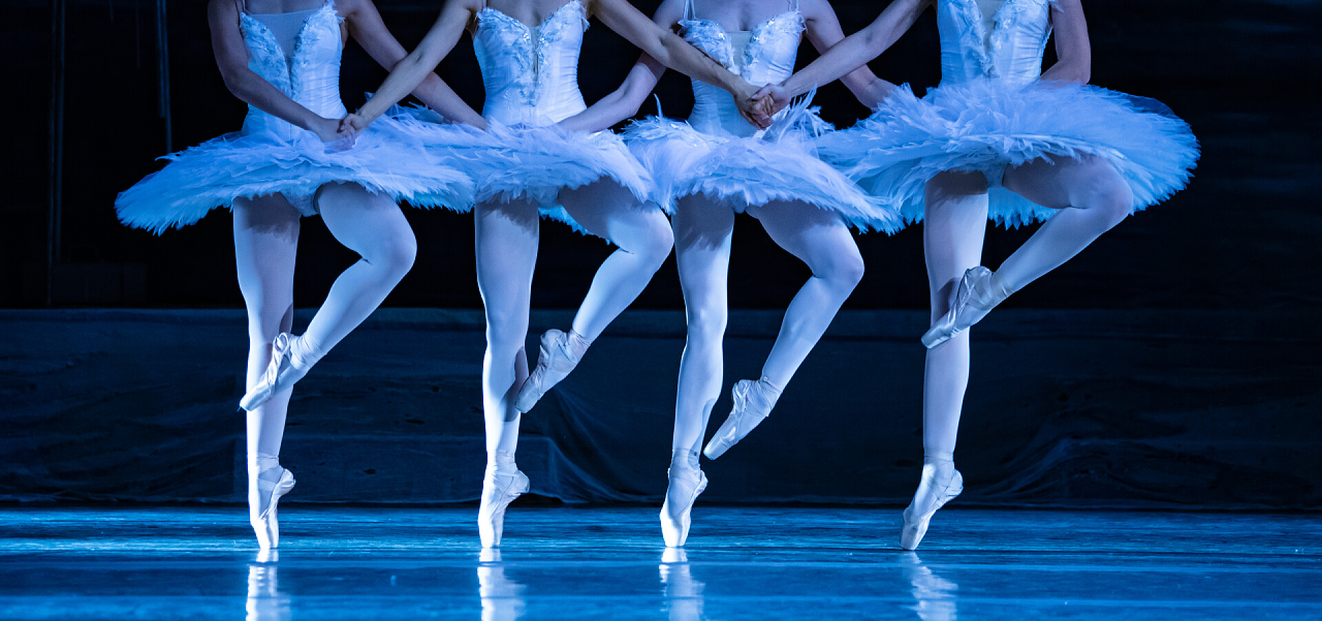 在舞台上跳芭蕾舞的脚步特写人物生活