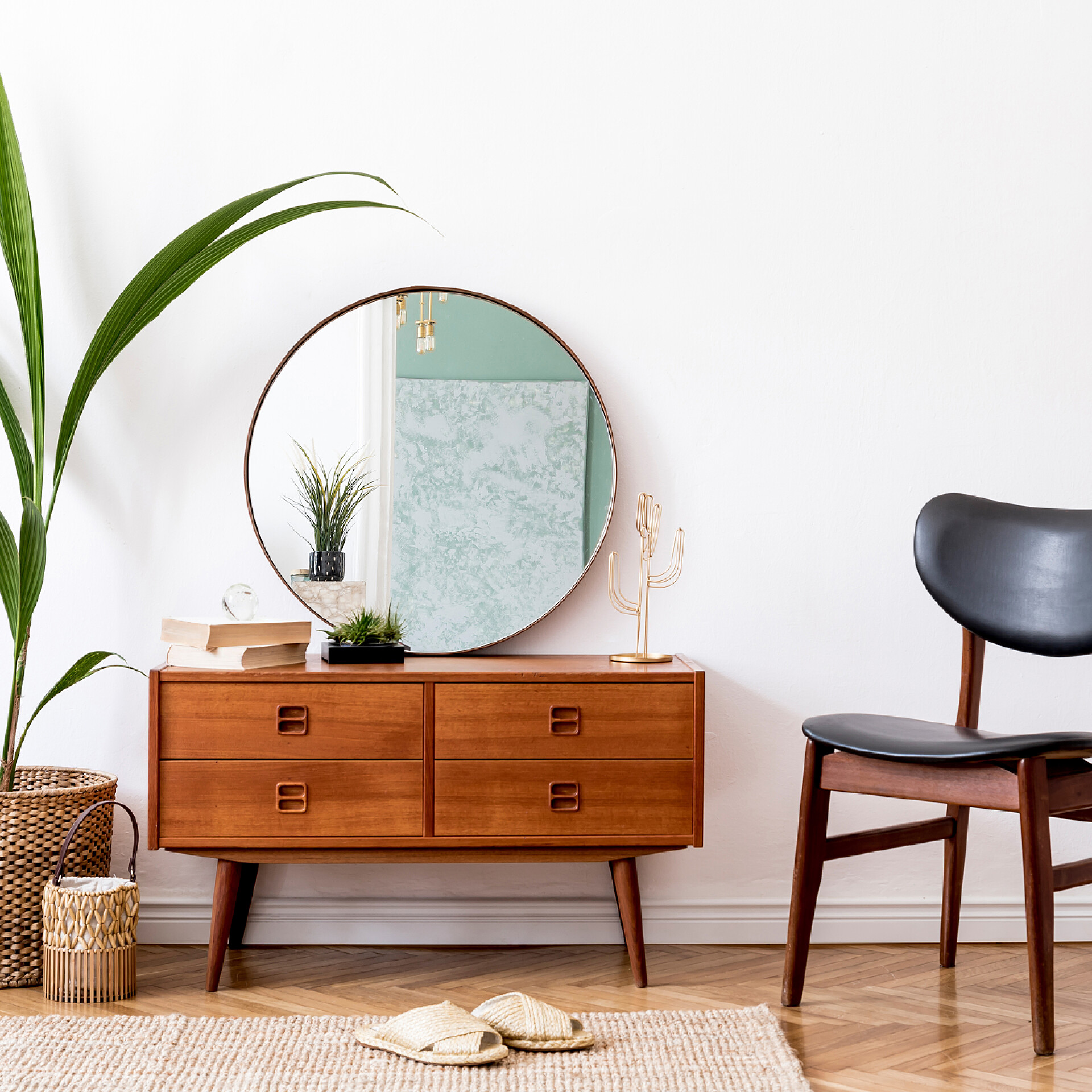 室内的梳妆台和家具室内装潢、时尚，配有木制梳妆台、镜子、椅子、灯具、藤篮中的龙舌兰植物和典雅的个人配饰。室内设计，家居装饰。模板.