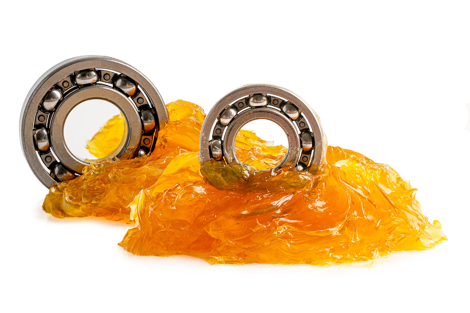 白色背景上的轴承和润滑剂汽修