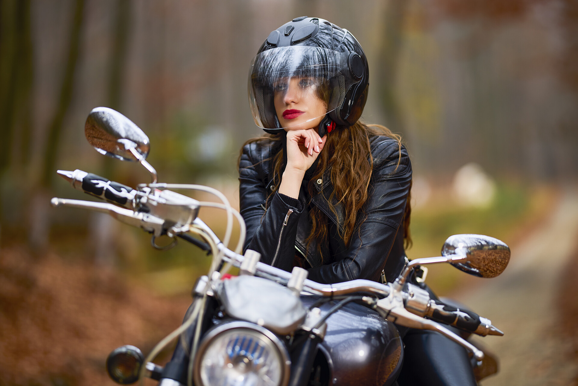 枫叶林里骑在机车上的机车女孩局部特写人物生活