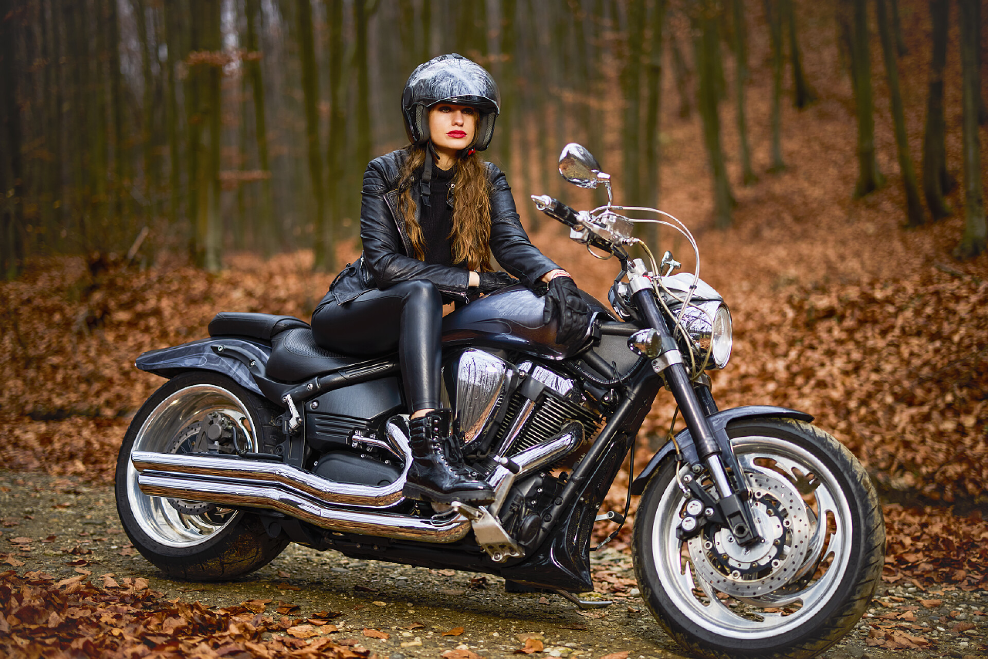 在枫叶林里坐在摩托车上的美女人物生活